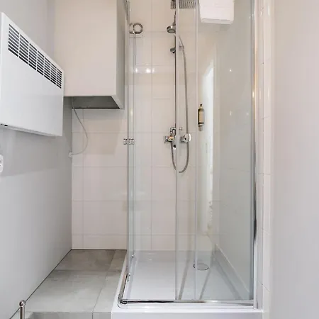 아파트 Cosy With Balcony By Rent Like