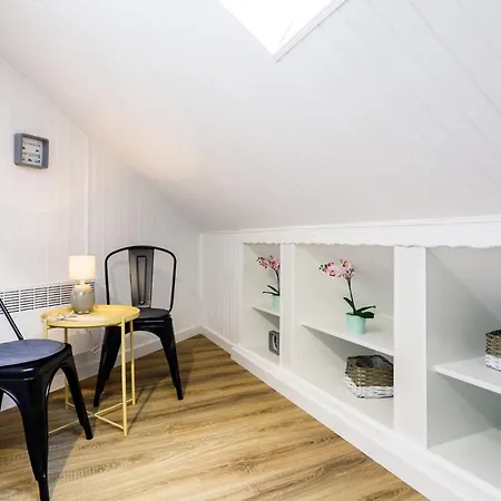 아파트 Cosy With Balcony By Rent Like *